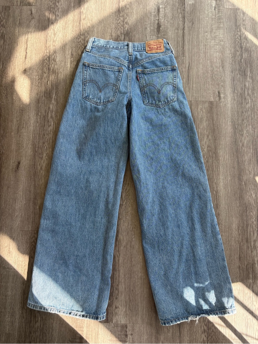 Womenās Baggy Wide Leg Leviās Jeans 23